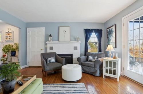 37 Hillside Ave, Groton CT  06340-5525 exterior