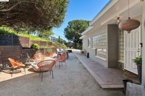 8017 Crest Ave, Oakland CA  94605-3611 exterior