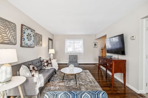 25 Newtown Ln, Huntington Station, NY 11747-1247