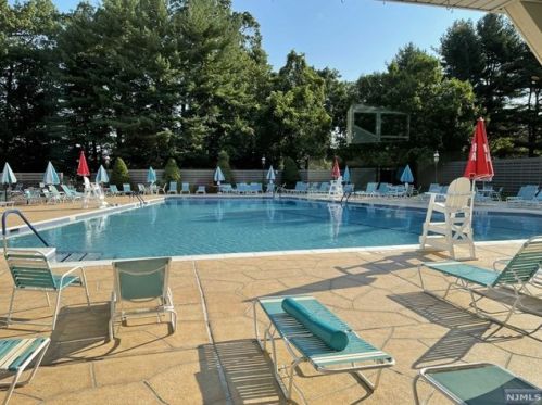 31 Erskine Ct, Mahwah NJ  07430-2014 exterior