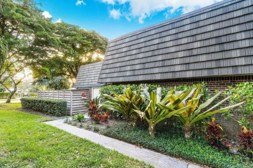 530 5th Ter, West Palm Beach, FL 33418-3668