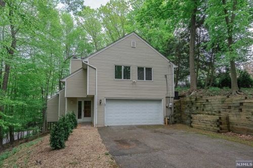 62 Birch Rd, Franklin Lakes, NJ 07417-2702
