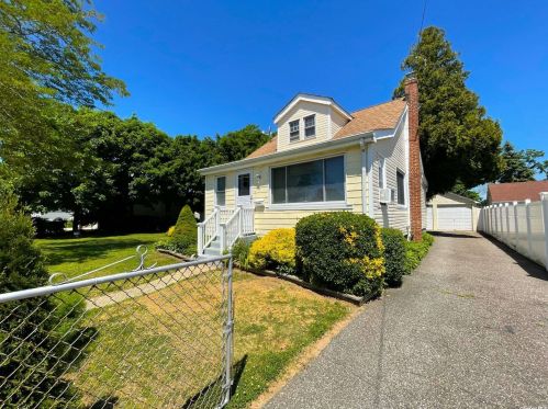 2699 Orchard St, North Bellmore, NY 11710-2831