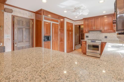 79 Earl St, Westbury, NY 11590-2924