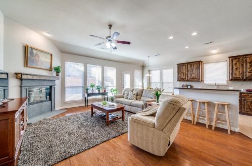 912 Lake Worth Trl, Oak Point, TX 75068-8414