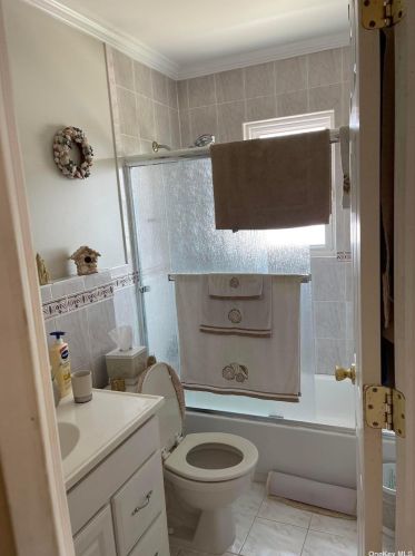 35 Clearwater Rd, North Lindenhurst NY  11757-6520 exterior