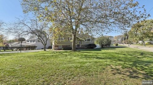 20 Cayuga Ave, Oakland, NJ 07436-4026