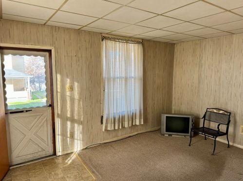 29 Chartes St, New Castle, PA 16102-1562