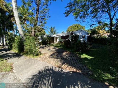 1009 13th Ter, Hollywood FL  33019-3113 exterior