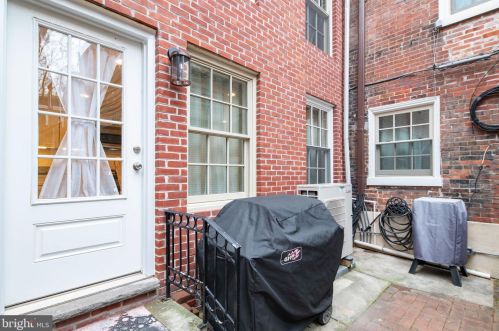 314 Iseminger St, Philadelphia PA  19107-5904 exterior