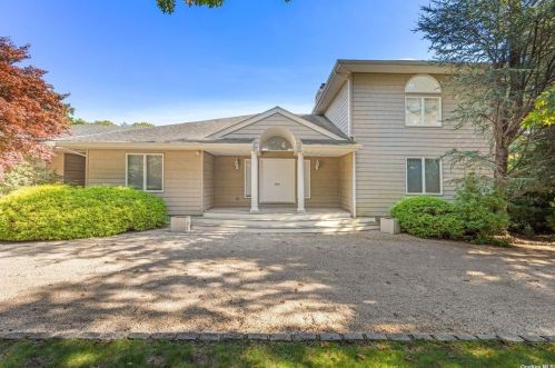 4 Honeysuckle Ln, East Quogue NY  11942-3624 exterior