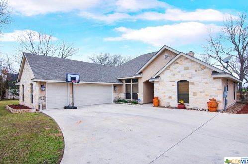 112 Plantation Dr, Seguin, TX 78155-9442