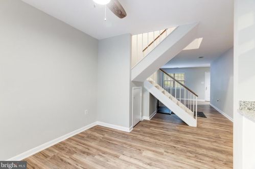 2053 Headlands Cir, Herndon VA  20191-3642 exterior