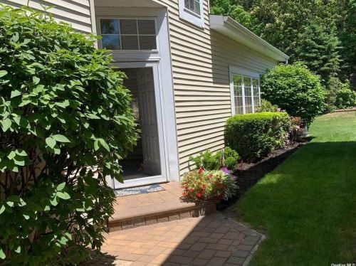 221 Fairfield Dr, Holbrook, NY 11741-2866