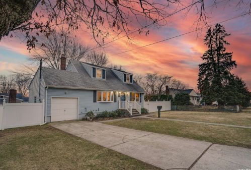 235 52nd St, North Lindenhurst, NY 11757-1608