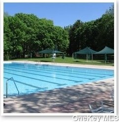 39 Elm St, Great Neck NY  11021-1940 exterior