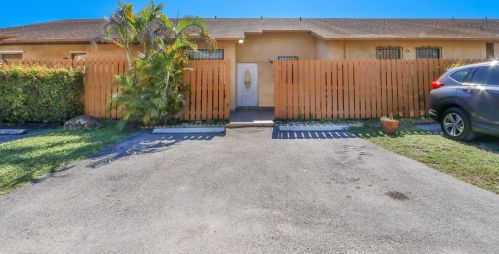 6704 193rd Ter, Hialeah FL  33015-2454 exterior