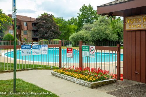 111 Keystone Ct, Woodbridge, NJ 07095-1446
