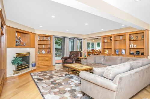 22 Stonywell Ct, Huntington Station NY  11746-5423 exterior