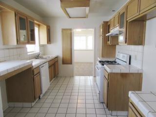 330 11th St, Bakersfield CA  93304-1633 exterior