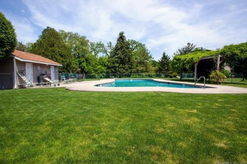 592 Mountain Rd, Hartford CT  06111-1410 exterior