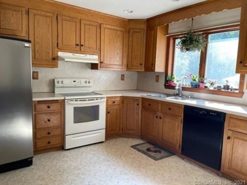 15 Lena Dr, Uncasville CT  06382-1405 exterior