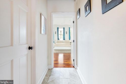 312 Market St, Philadelphia PA  19106-2704 exterior
