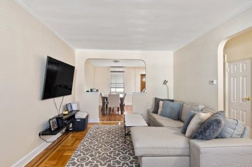 674 236th St, Bronx, NY 10466-1703