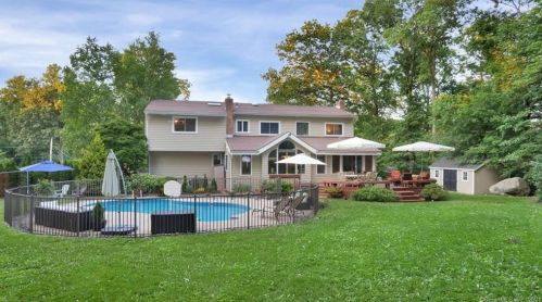 39 Kingsbury Dr, Bridgeport, CT 06611-5013