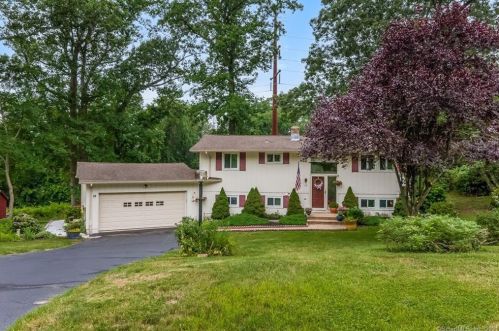 22 Connshire Dr, Waterford, CT 06385-4124