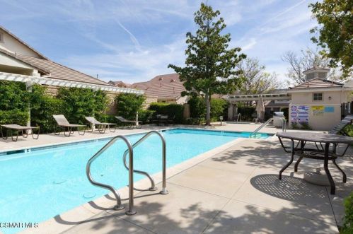 2040 Freesia Ave, Simi Valley CA  93063-3534 exterior