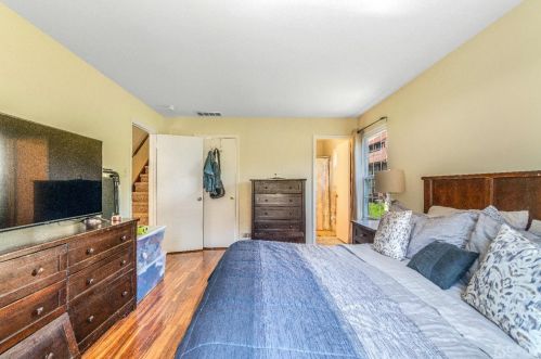 33 Rutledge Ct, East Brunswick NJ  08816-4020 exterior