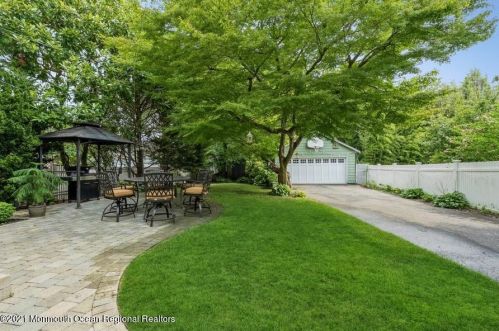 21 Buena Pl, Tinton Falls, NJ 07701-2313