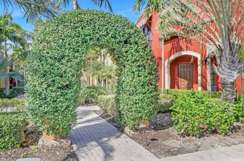 8945 Malibu St, Naples, FL 34113-3408