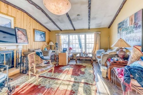 1 Greentree Cir, Westbury NY  11590-1510 exterior