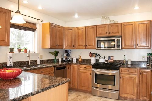 14 Sherwood Pl, Hyde Park, NY 12538-1517
