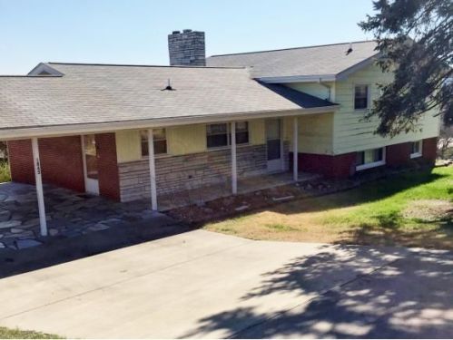 1845 Indian Ridge Dr, Kingsport, TN 37660-1611