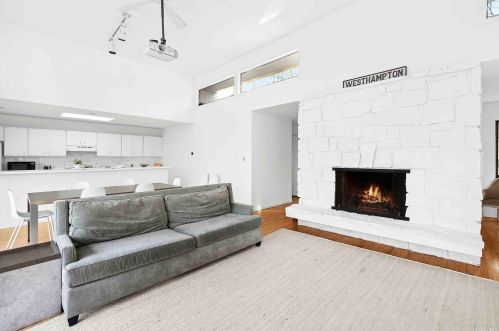 34 Quarter Rd, West Hampton NY  11977-1003 exterior