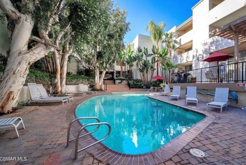 5325 Newcastle Ave, Van Nuys CA  91316-3081 exterior