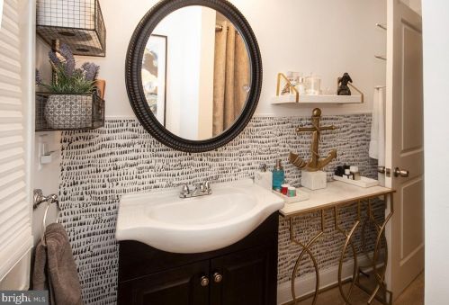 221 Kings Hwy, Camden NJ  08106-1616 exterior