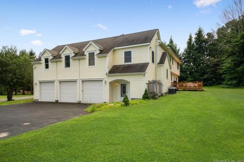 11 High Mdw Rd, Huntington CT 06484-3475 exterior