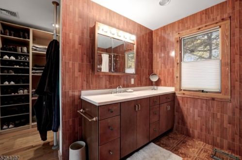 12 Robinwood Dr, West Paterson NJ  07424-2320 exterior