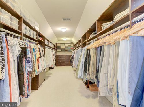 20500 Stone Fox Ct, Leesburg VA 20175-7223 exterior