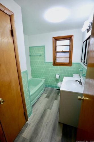 58 Robincrest Dr, Waterbury CT  06708-2406 exterior