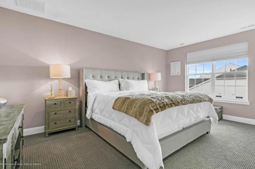 47 Sunset Dr, Tinton Falls NJ 07724 exterior