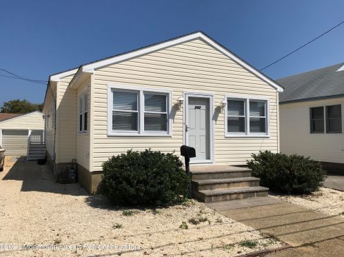 242 Carteret Ave, Pelican Island, NJ 08751-1811