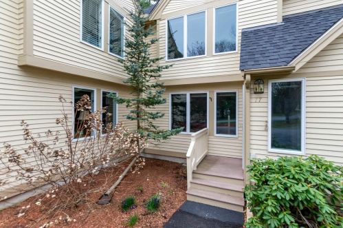 77 Dorchester Way, Nashua, NH 03064-8121