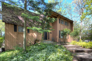 170 Tarrant Ct, Fontana, WI 53125-1338