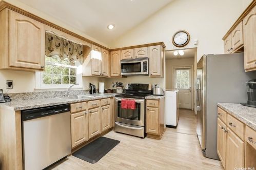 11 Remsen Ct, Mount Sinai NY  11766-1603 exterior