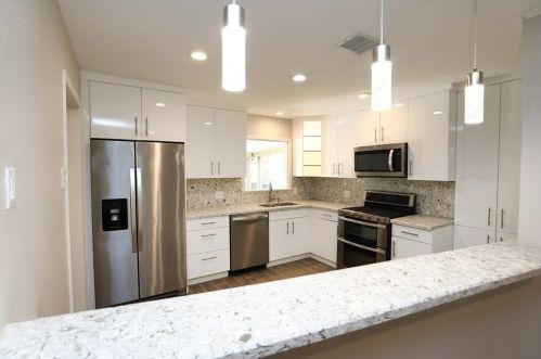 4512 Pine St, Bellaire, TX 77401-5504